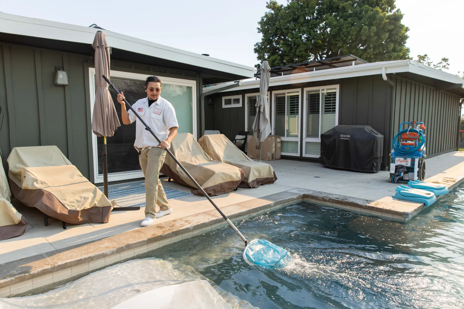 Los Cerritos pool skimmer cleaning
